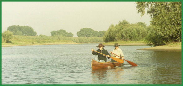 Canadese kano Soshone vooraanzicht varend