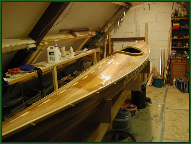 Zeekajak Caribou verlijmen dek en aanbrengen stootrand