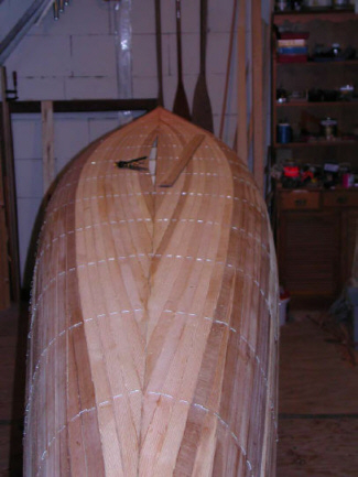 Zeekajak Caribou bovenaanzicht aanbrengen en verlijmen van de woodstrips