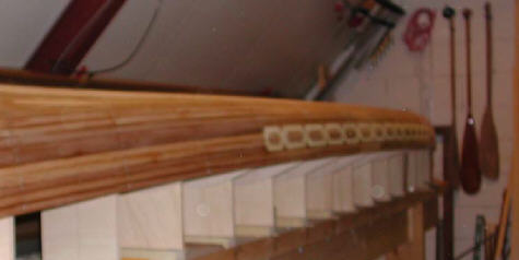 Zeekajak Caribou zijaanzicht aanbrengen en verlijmen van de woodstrips